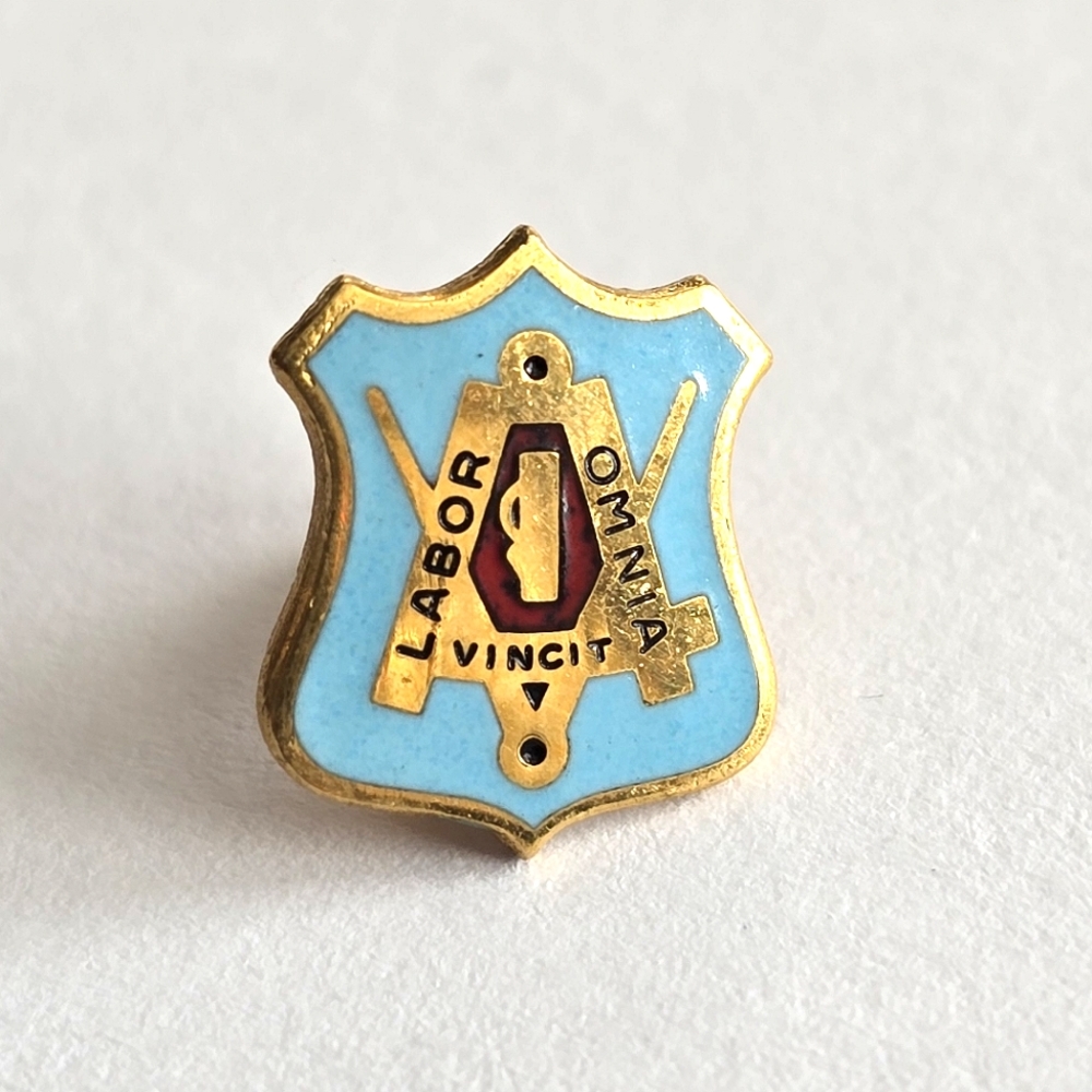 Vintage pin Labor Omnia Vincit Union Carpenters & Joiners brooch lapel